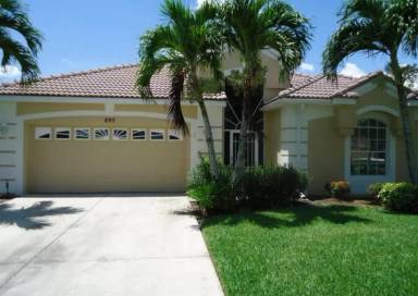 Main picture of 895 SW Lake Charles Cir