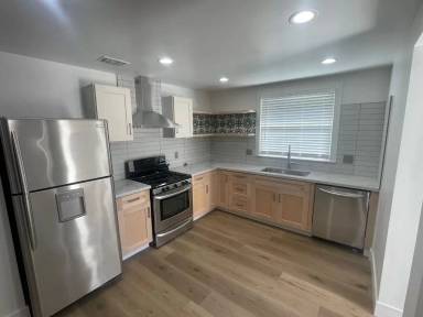 Main picture of 6180 Broadway