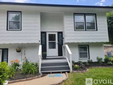 Main picture of 12 Pebblebrook St