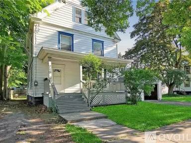 Main picture of 718 Clarendon St