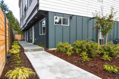 Main picture of 224 NE 180th St