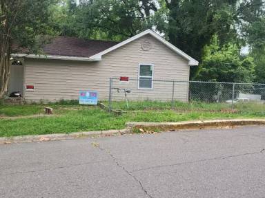 Main picture of 400 Oaklawn St