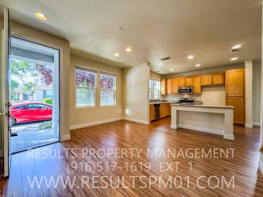 Main picture of 715 Courtyards Loop