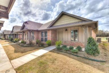 Main picture of 8804 SW 55th St