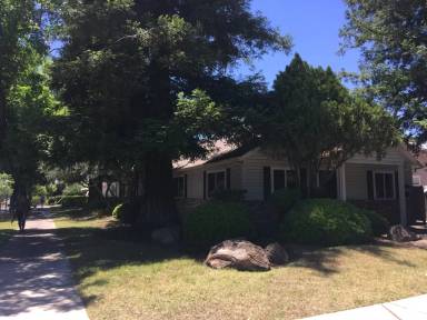 Main picture of 4 W 26th St