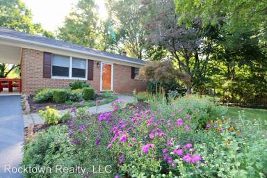 Main picture of 117 W College St