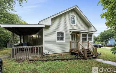 Main picture of 2413 N River Blvd