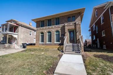Main picture of 5010 Burns St