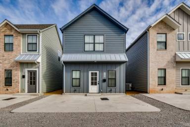 Main picture of 610 W 2nd St