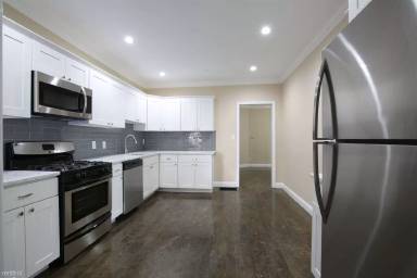 Main picture of 244 Paris St