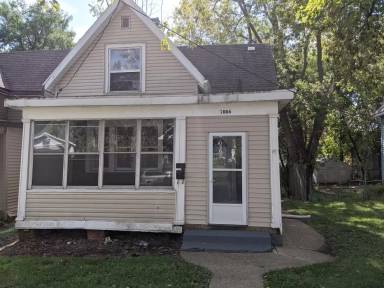 Main picture of 1006 E Kansas St