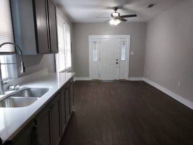 Main picture of 2411 Painters St