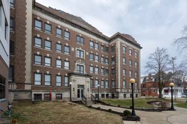 Main picture of 835 Van Buren St