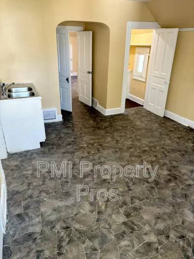 Main picture of 2163 N 39th St