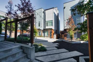 Main picture of 122 20th Ave