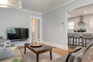 Main picture of 909 20th Ave SE