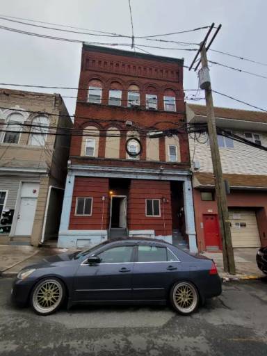 Main picture of 392 River St