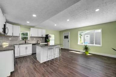 Main picture of 2045 W 42nd St