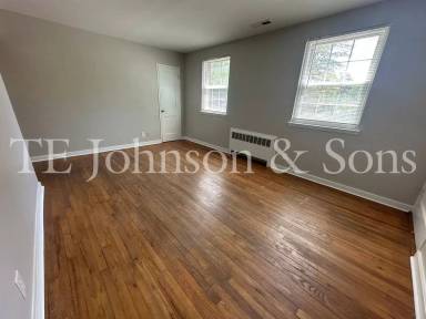 Main picture of 2501 Queen St