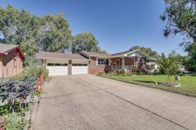 Main picture of 1550 Maple St