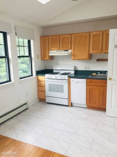 Main picture of 241 River St