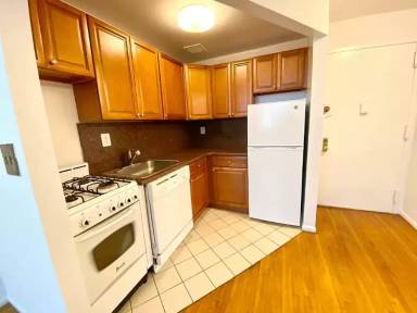Main picture of 115 E 12th St