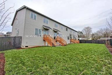 Main picture of 320 E 7th St