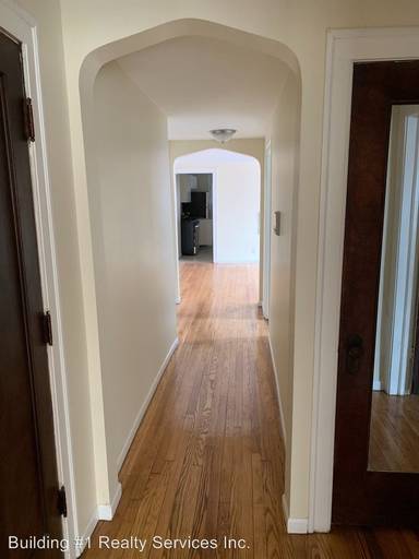 Main picture of 212 E 71st St