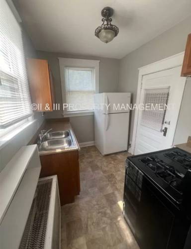 Main picture of 221 W 37th St