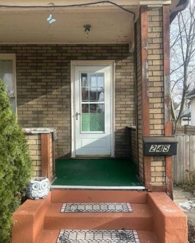 Main picture of 245 Plymouth St