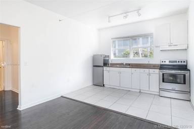 Main picture of 576 NE 63rd St