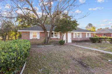 Main picture of 2000 Flower Ln