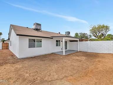 Main picture of 3026 W Ross Ave
