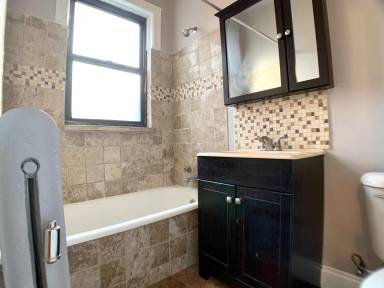 Main picture of 916 W Diversey Pkwy