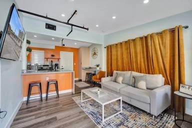 Main picture of 1085 NE 126th St