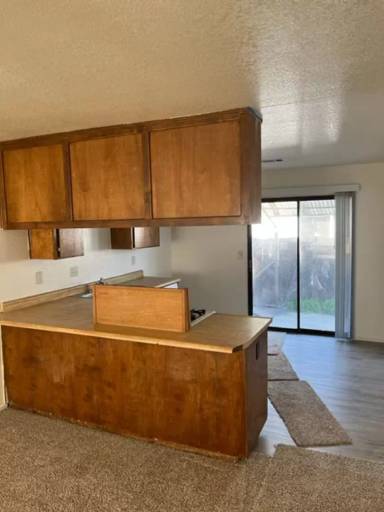 Main picture of 938 W 7th St