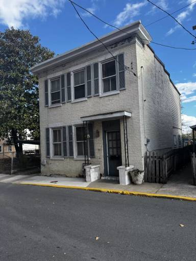 Main picture of 121 N Spring St