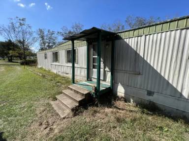 Main picture of 220 County Road 401
