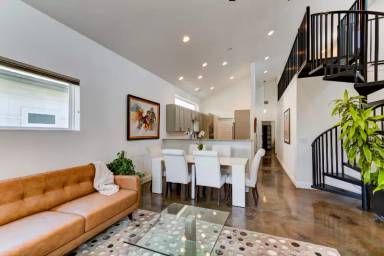 Main picture of 2715 Zaragosa St