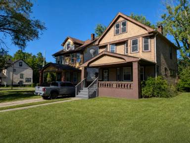 Main picture of 3280 E 121st St