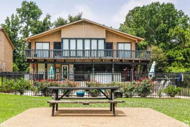 Main picture of Pinehurst Apartments