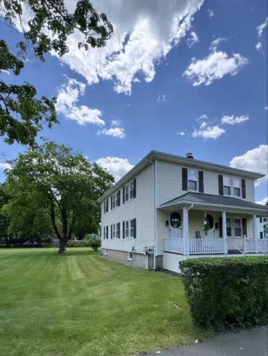 Main picture of 10 Maple St