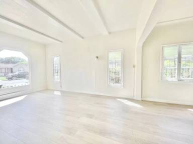 Main picture of 1121 W 64th St