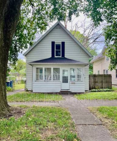 Main picture of 221 E Broadway St