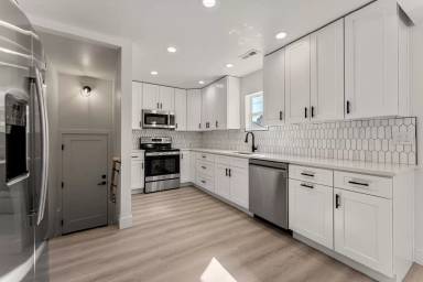 Main picture of 3920 Upham St