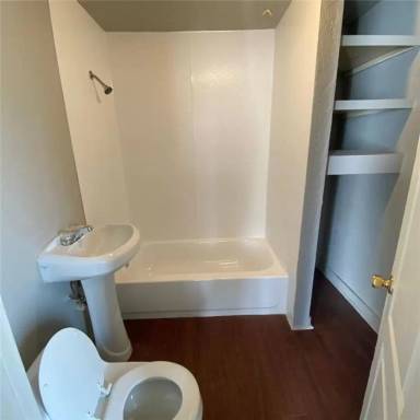 Main picture of 1520 S Youngs Blvd