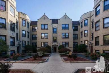 Main picture of 1115 W Oakdale Ave