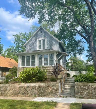 Main picture of 1042 Loeb St