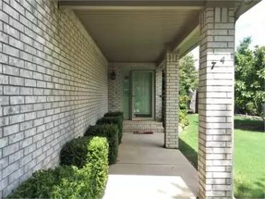 Main picture of 66 E Cydnee St