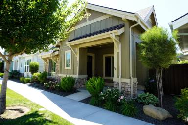 Main picture of 407 W Pavilion Ln